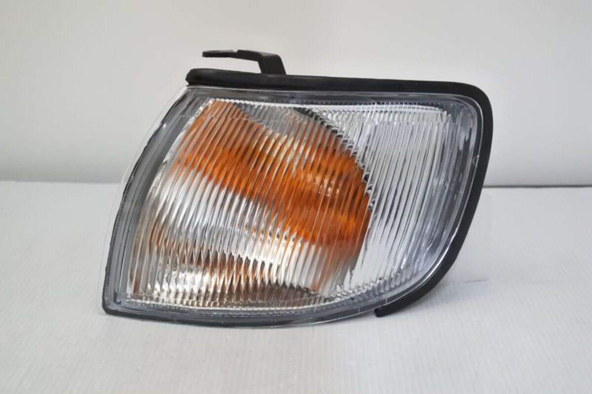 1996-1997/10 CEFIRO A32 原廠型 白 角燈