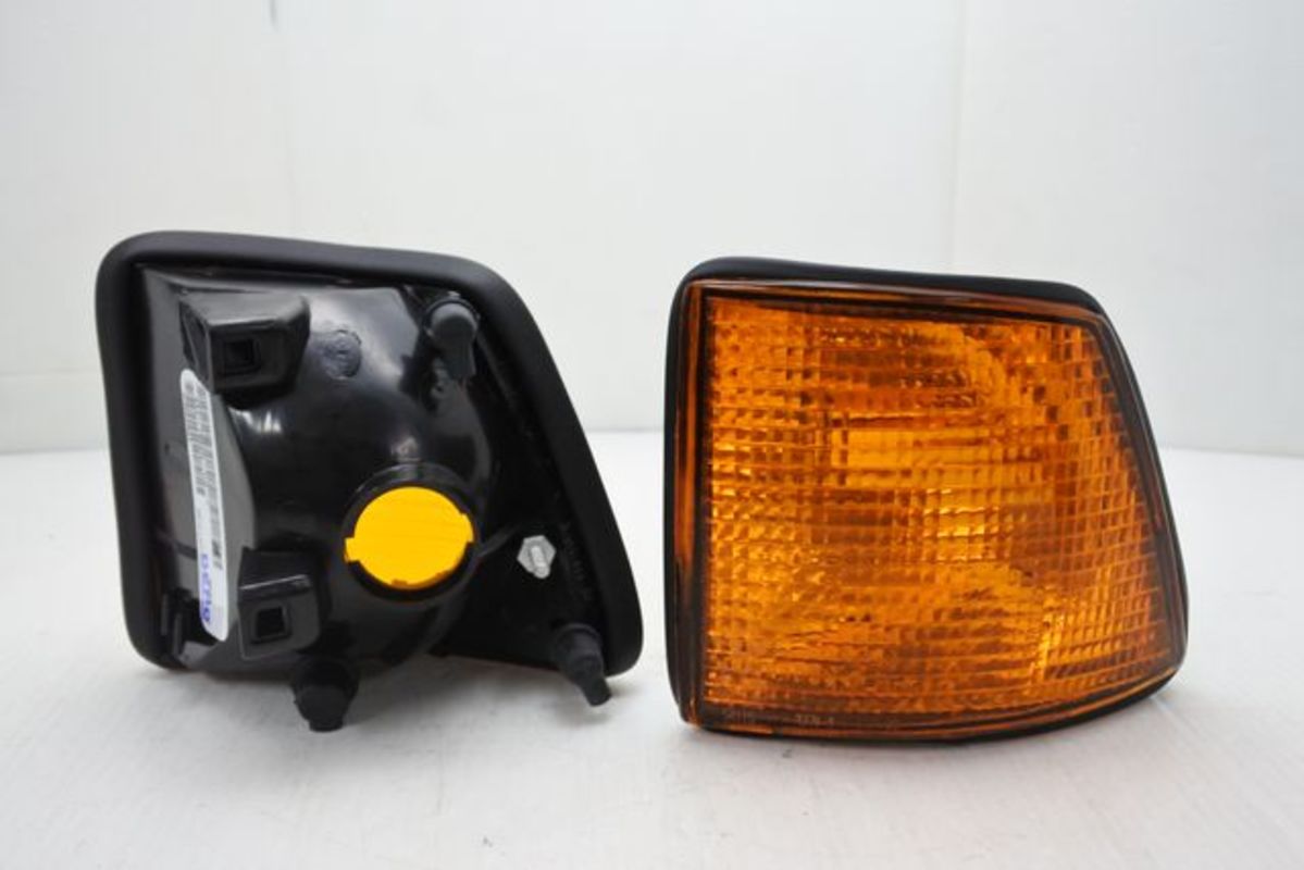1988-1994  E32 原廠型霧黃 角燈