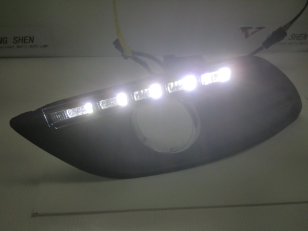 2008/12-2012/11 FOCUS MK2.5 4門 5門 LED 日行燈 霧燈框