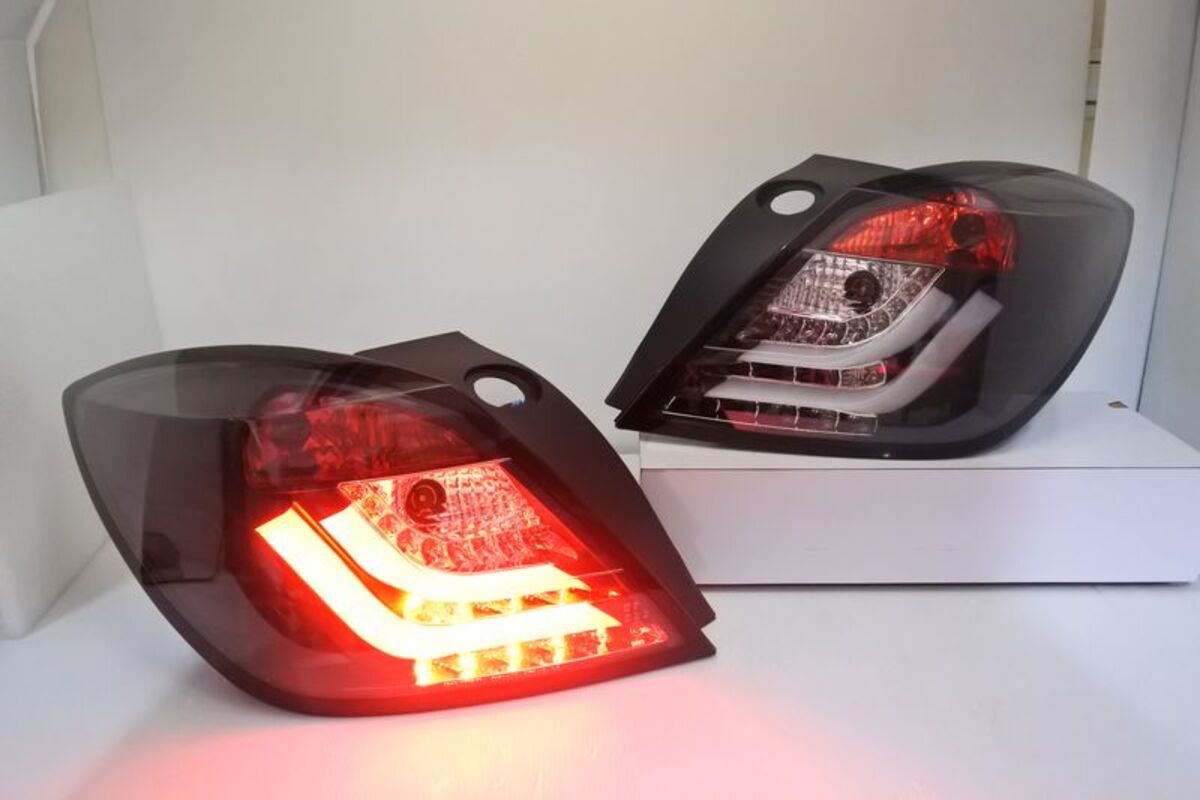 2004/09-2008 ASTRA H 3門 LED兩條光柱黑底透明殼 尾燈 LED方向燈