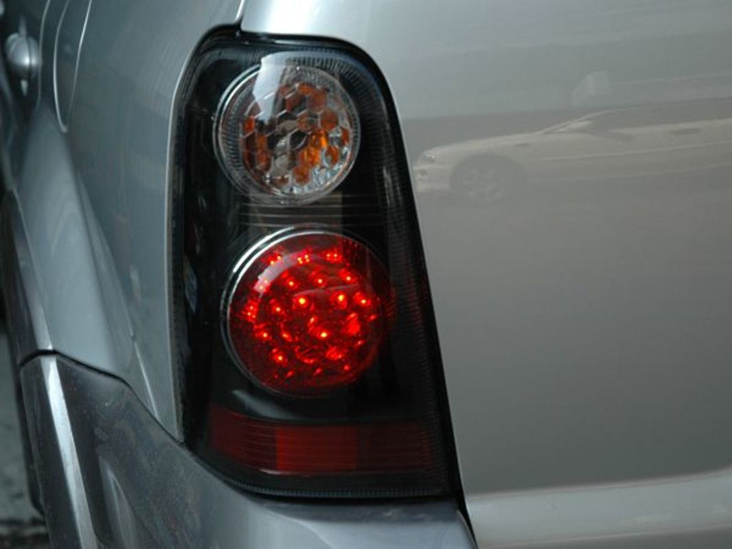 2004-2007 ESCAPE LED 黑底尾燈 正廠 (停產)