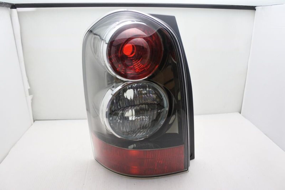 2004/03-2007 MPV 正廠 黑底紅心圓 尾燈