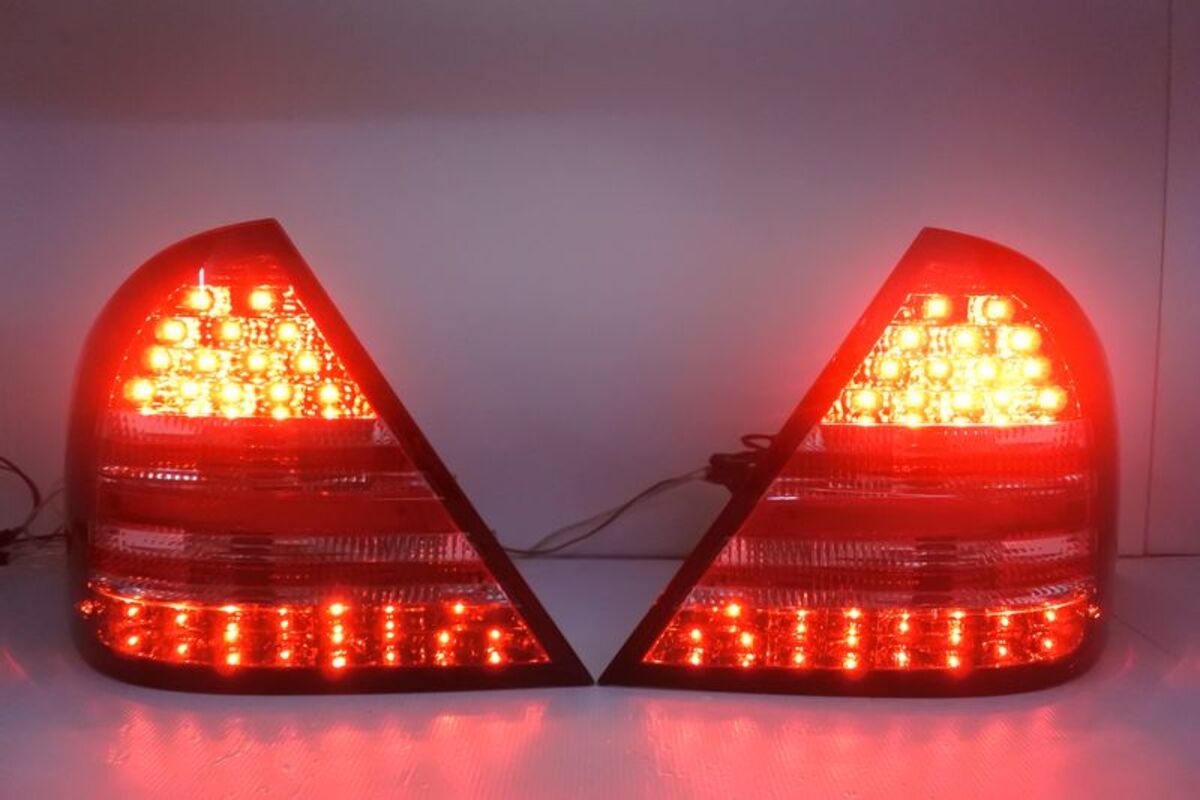 2004/06-2006 W203 C-CLASS LED四線紅白晶鑽 尾燈