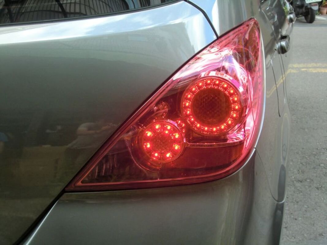 2006/06-2012/11 TIIDA 5門 原廠 LED粉紅 尾燈 (有後霧燈功能)(缺貨) 