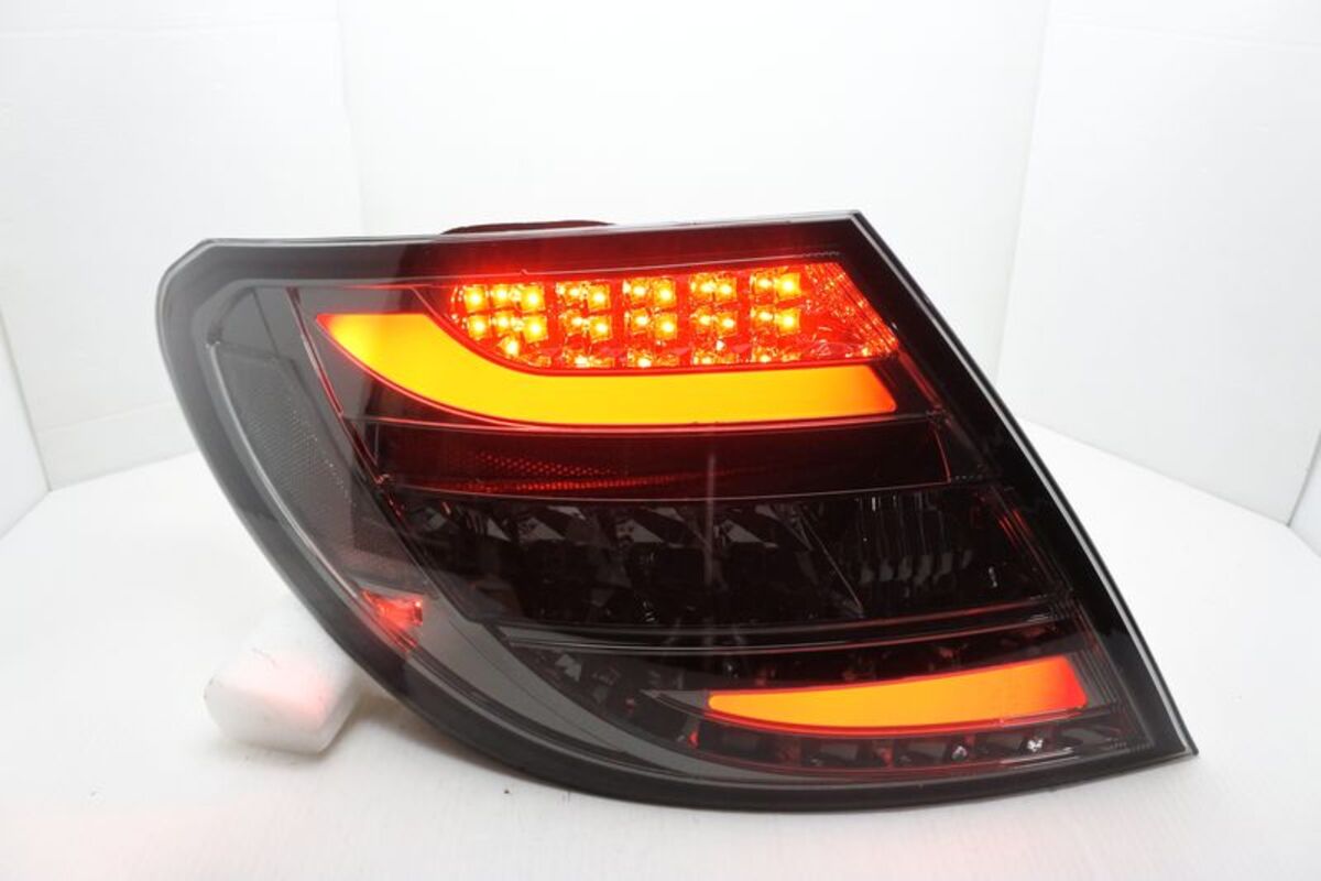 2007-2011/03 W204 4門 灰殼電鍍底 光柱 尾燈 (LED方向燈)