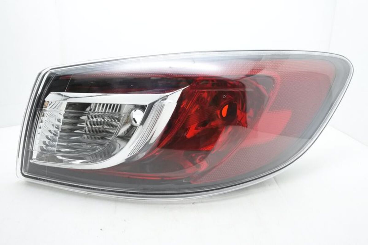 2009/11-2014 MAZDA 3 4門 原廠型紅白 外側 尾燈 鹵素燈泡版本