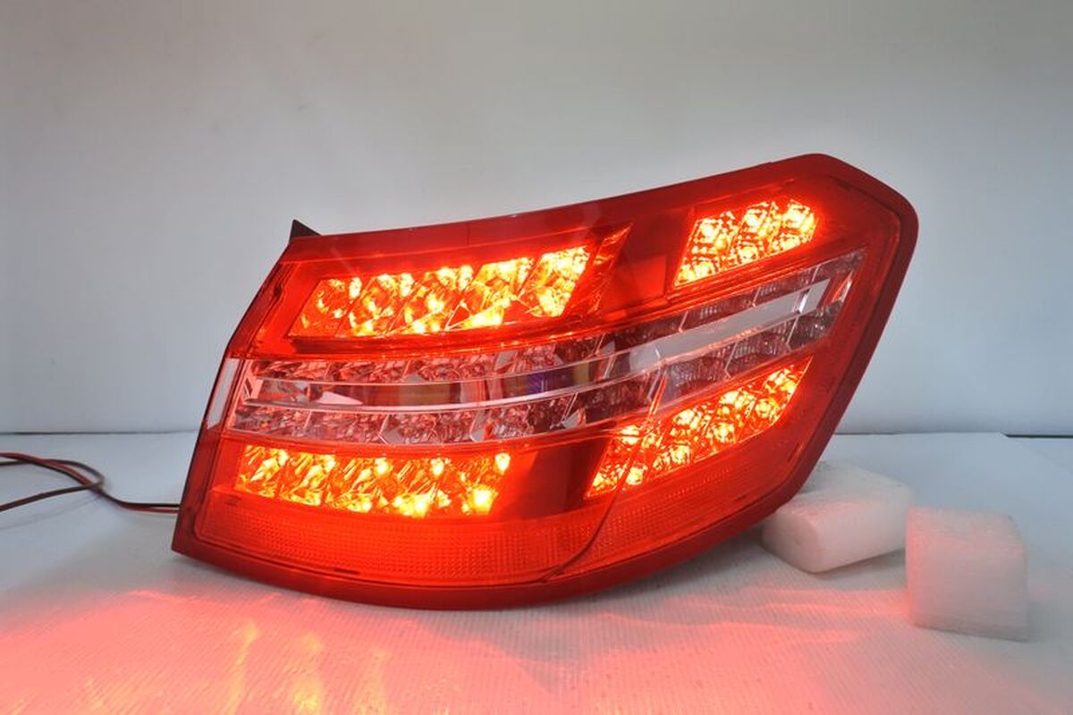2009/07-2013/05 W212 E-CLASS 原廠型LED紅白 外側 尾燈