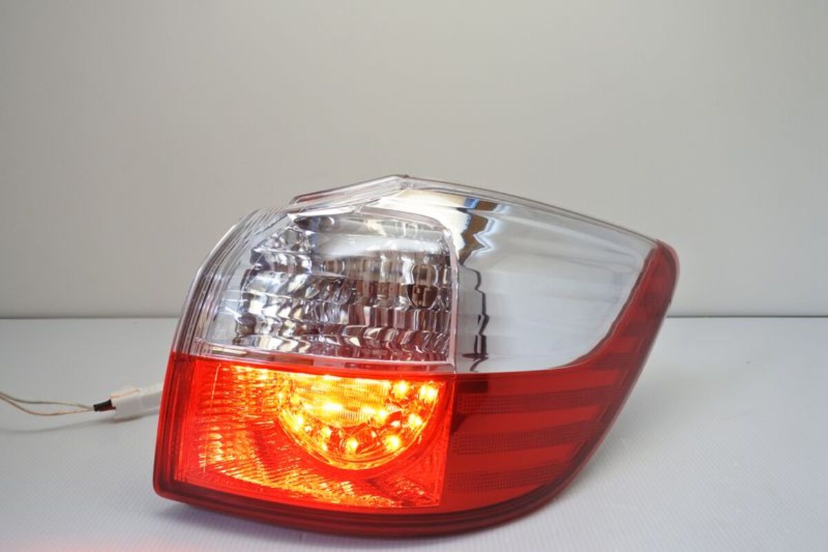 2009/11-2012 WISH 原廠型LED 紅白外側 尾燈