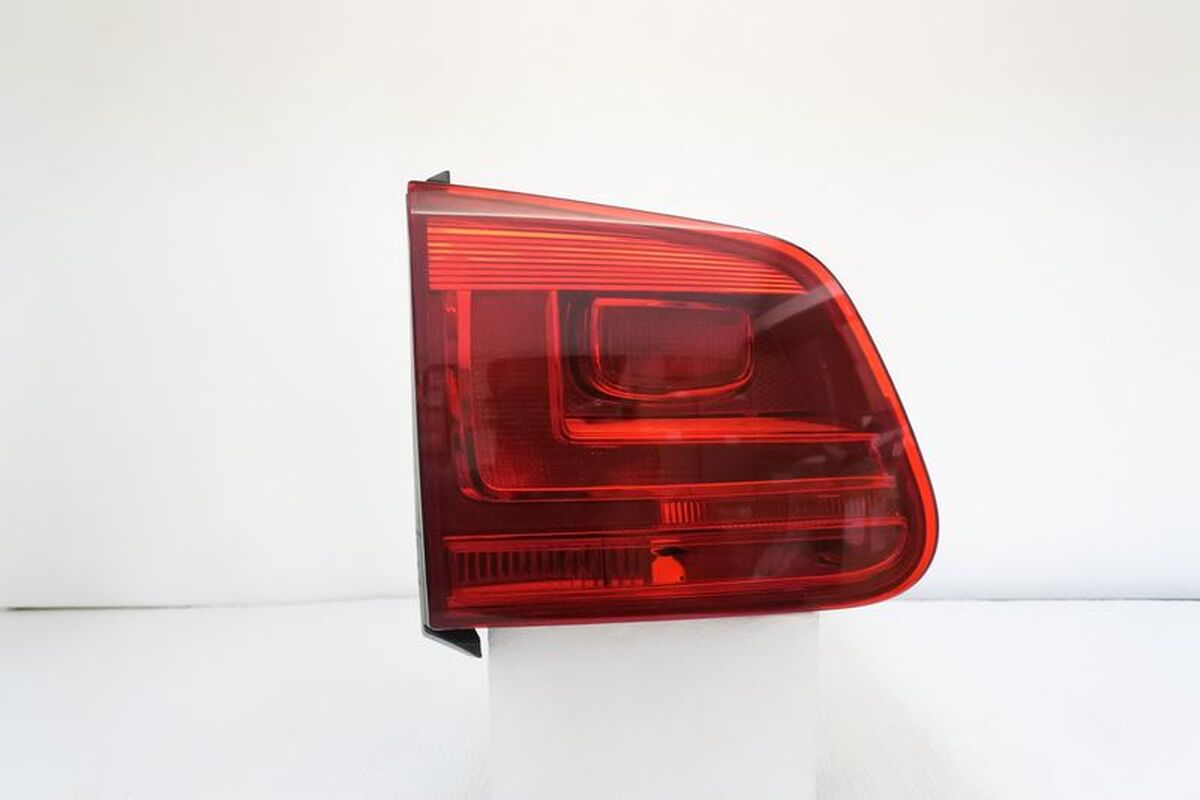 2011/09-2016/08 TIGUAN 原廠型紅殼 倒車燈 內側 尾燈
