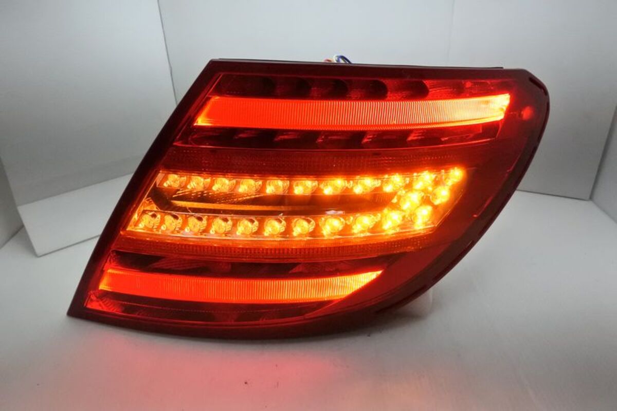 2011/04-2014 W204 4門 LED原廠型紅白 尾燈 歐規
