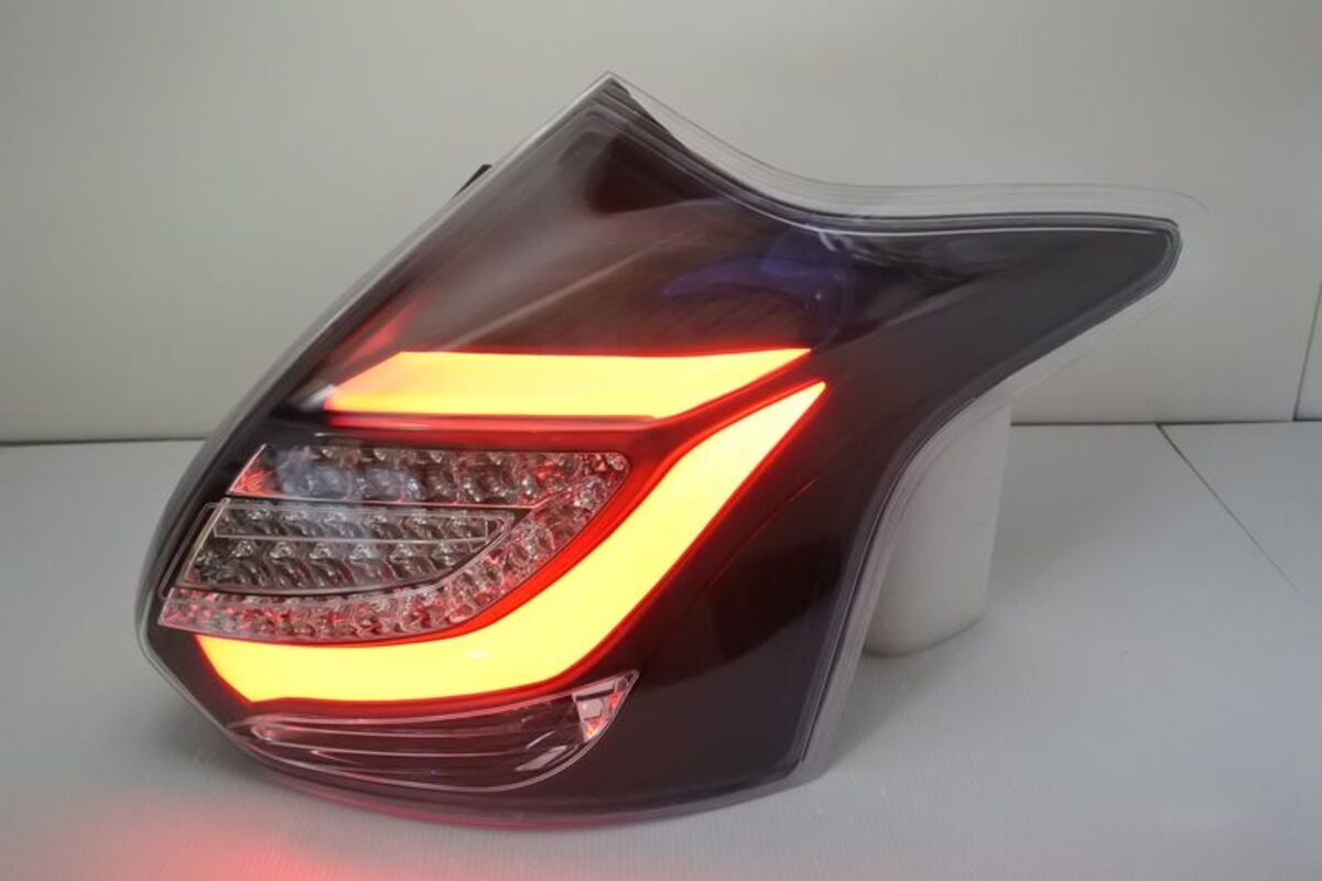 2012/12-2015/10 FOCUS MK3 五門 LED C型黑底透明殼 白導光光柱 尾燈