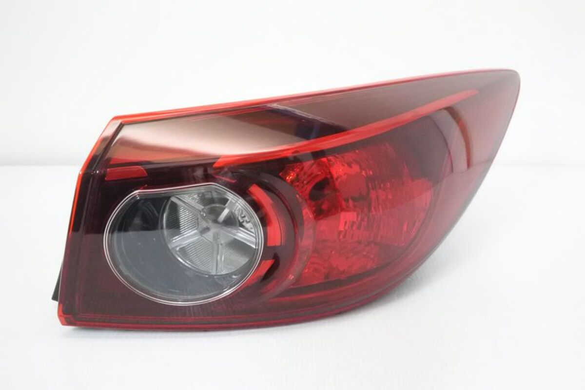 2015-2019/04 MAZDA 3 4門 原廠型紅白 外側 尾燈 燈泡版本