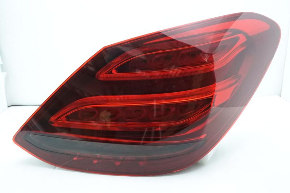 2014/07-2018/08 W205 C-CLASS ALL LED 光柱升級高階樣式 紅黑尾燈 .美規 方向燈紅色