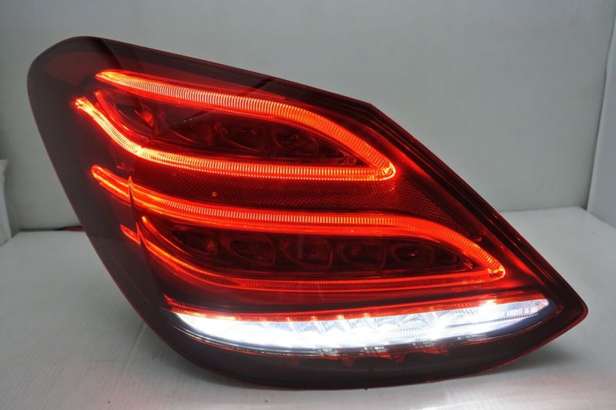 2014/07-2018/08 W205 C-CLASS ALL LED 光柱升級高階樣式 紅白尾燈 .美規 方向燈紅色