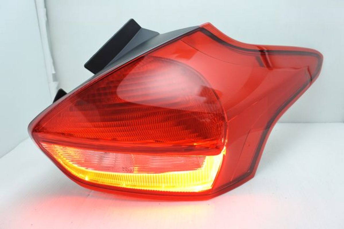 2015/11-2019/01 FOCUS MK3.5 5門 原廠型LED光柱 紅白 尾燈