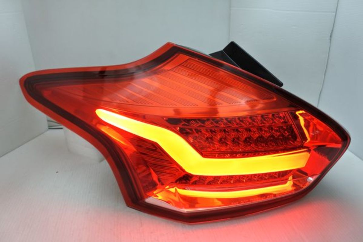 2015/11-2019/01 FOCUS MK3.5 5門 LED光柱 紅白 尾燈
