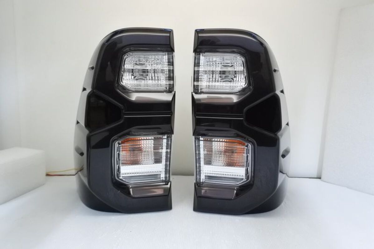 2020/08- HILUX 海力士 LED 8字形 光柱燻黑白框 尾燈