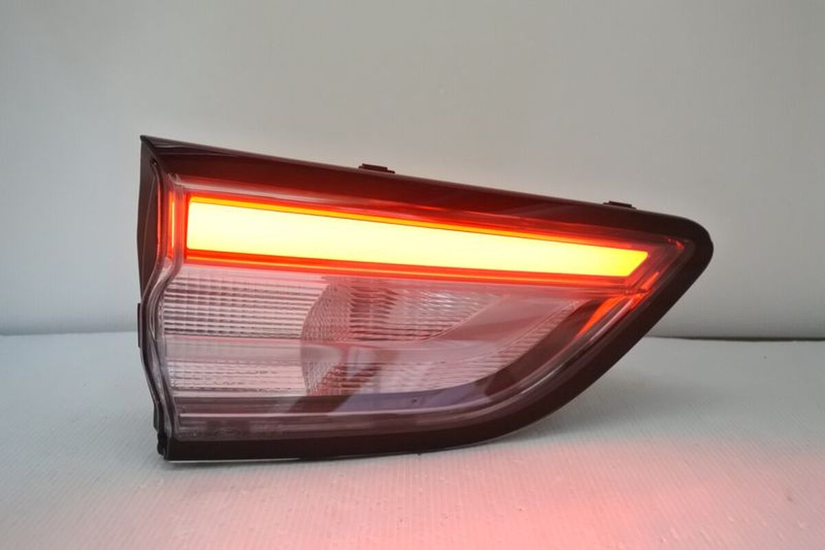 2020/06-2024/09 KUGA 正廠紅白 內側 倒車燈