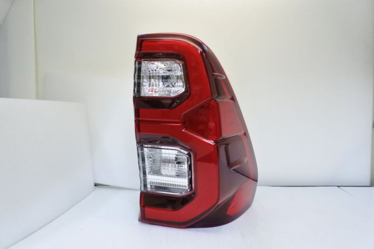 2020/08月- HILUX 海力士 原廠型LED紅白 尾燈