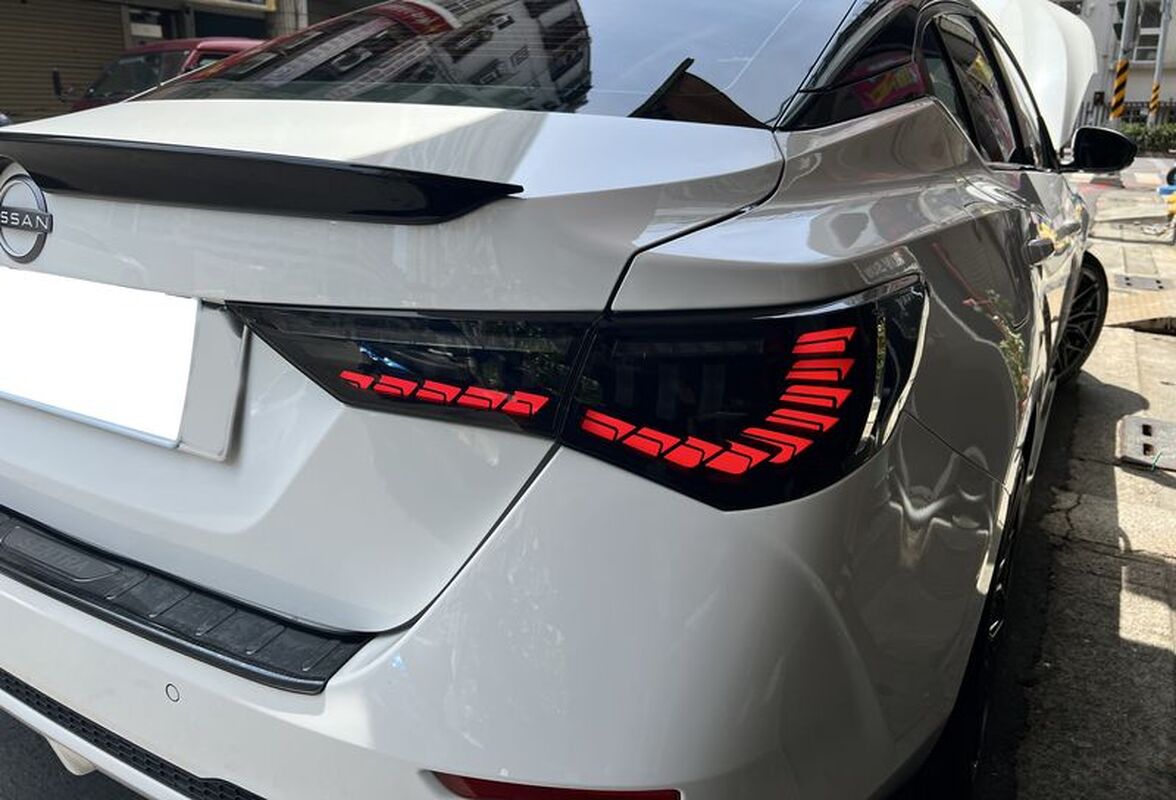 2020/10-2025 SENTRA B18 LED龍麟款  燻黑 尾燈 序列式方向燈