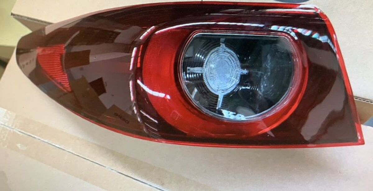 2022-2025 MAZDA 3 4門 原廠型 外側 尾燈 低配版本