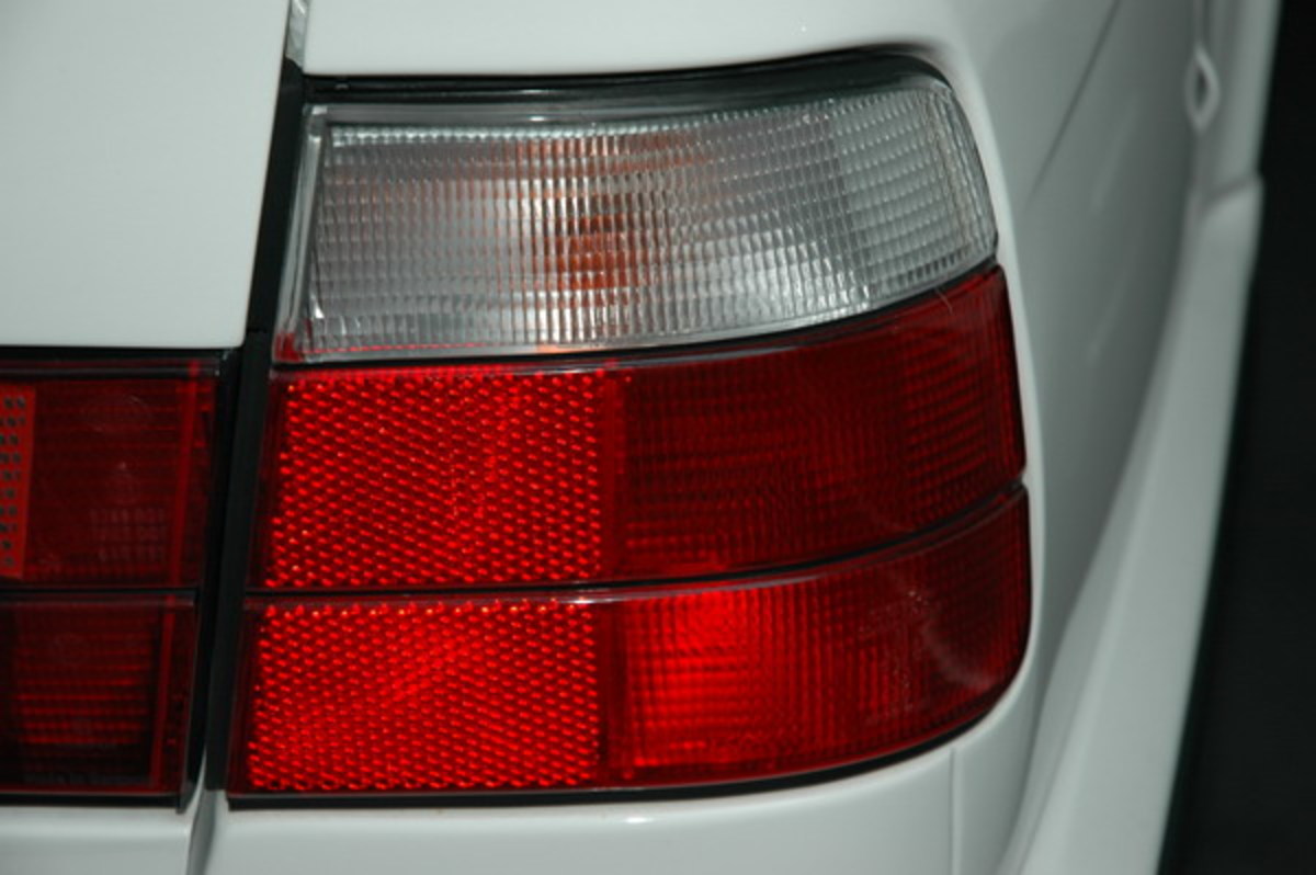 1988-1995 E34 原廠型紅白 外側 尾燈