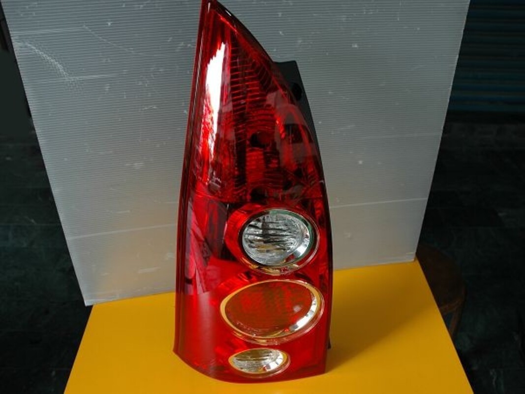 2002/06-2005 PREMACY 原廠型紅款 尾燈