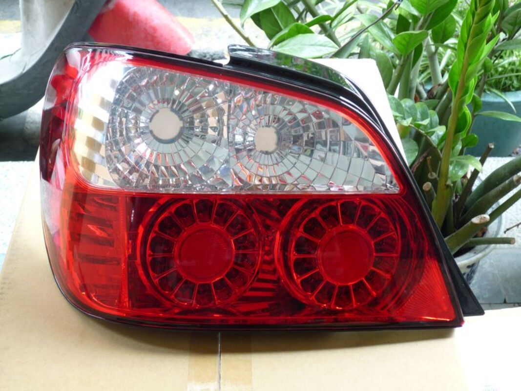 2001-2002 IMPREZA WRX 晶鑽紅白 尾燈