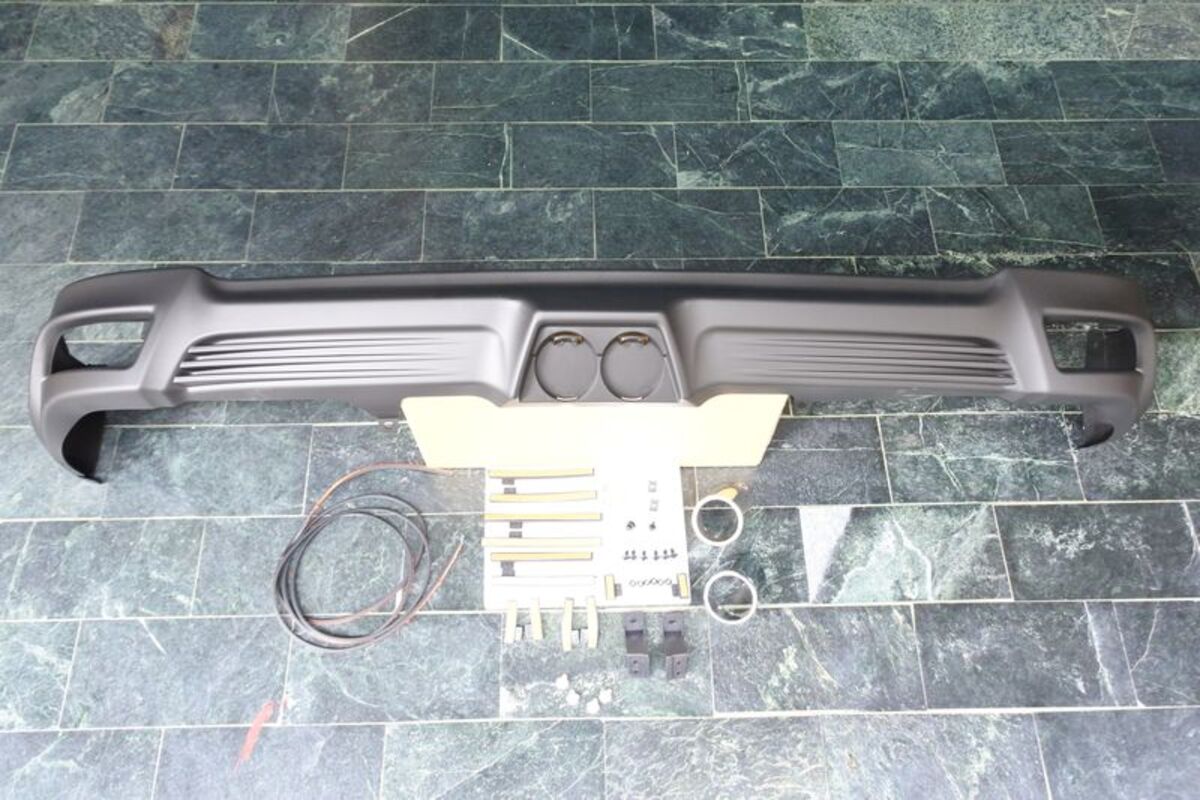 2014/09-2018/03 YARIS S版 後下巴 素材黑