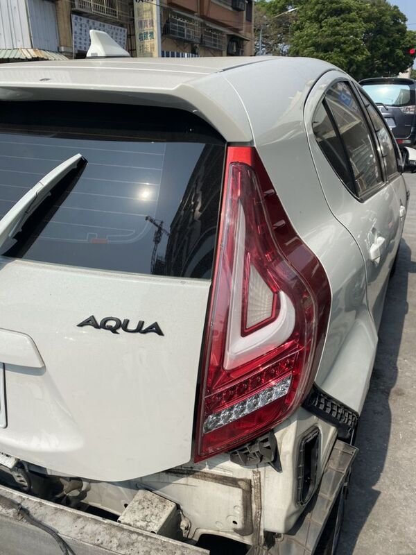 2012/04-  PRIUS C LED光柱 全紅 尾燈