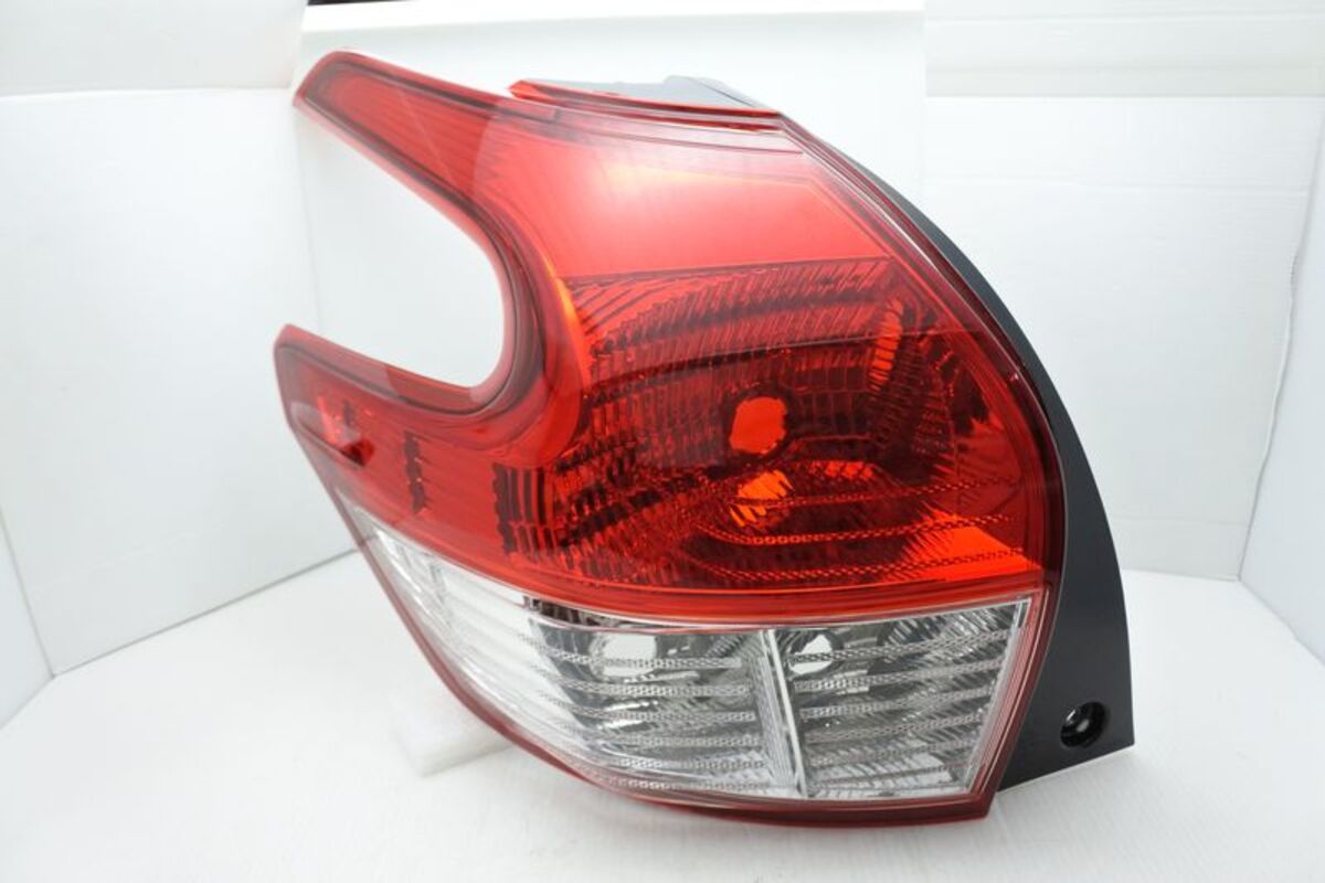 2014/09-2018/03 YARIS 原廠型晶鑽紅白 尾燈