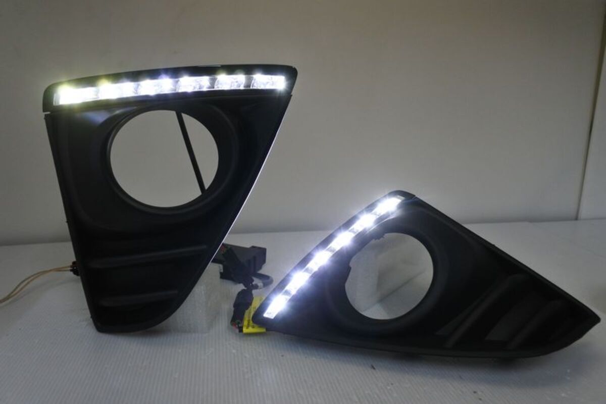 2014/09-2018/03 YARIS LED 一字形 霧燈蓋 日行燈
