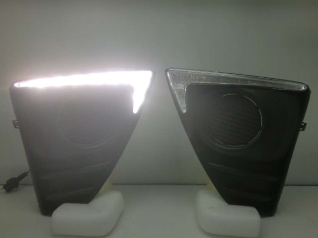 2014/09-2018/03 YARIS LED 原廠件 日行燈 車美仕