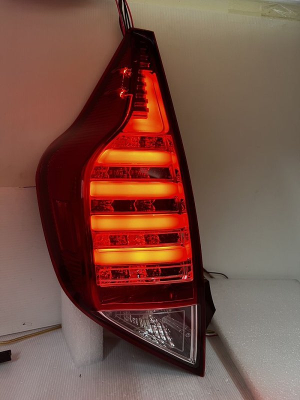 2012/04- PRIUS C LED光柱橫式晶鑽紅白 尾燈 序列式方向燈