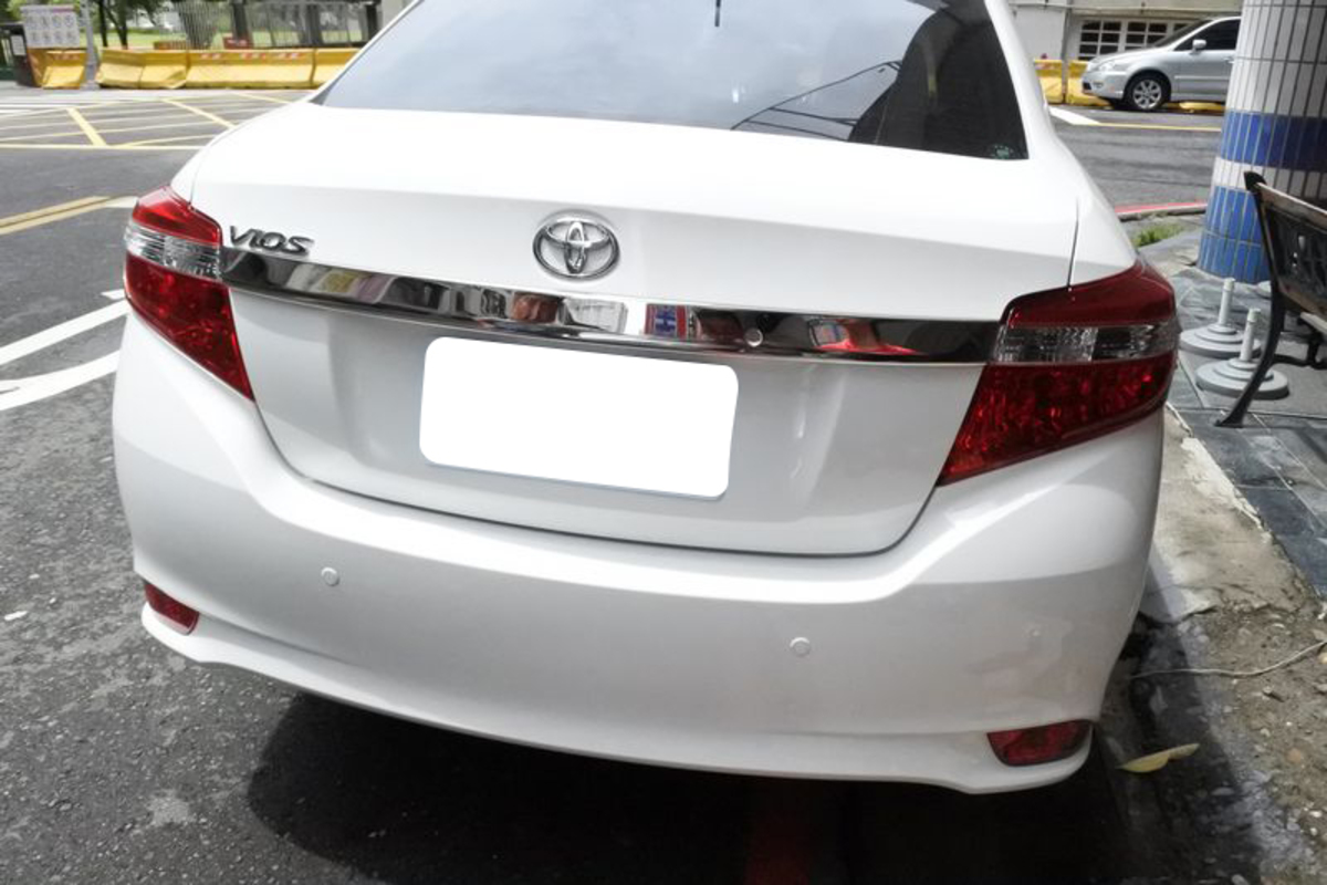 2014/04-2018/02 VIOS 後廂蓋 飾條 有鑰匙孔 黏貼式