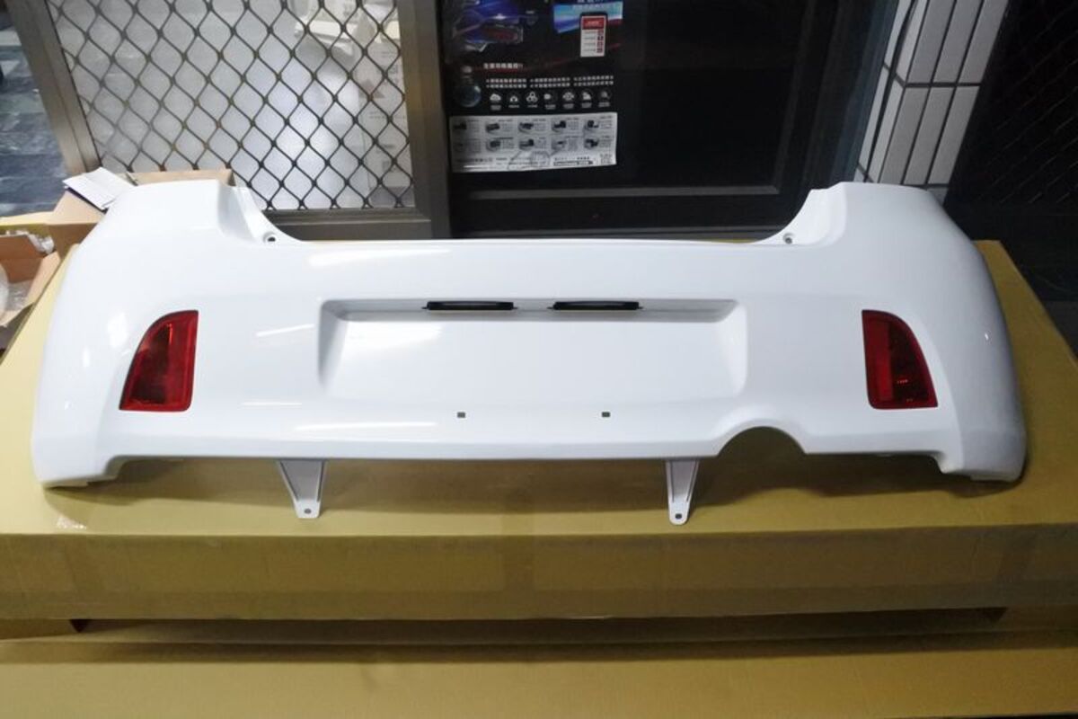 06-09 YARIS 日規RS版後保桿總成(含後霧燈+牌照燈) 烤漆白