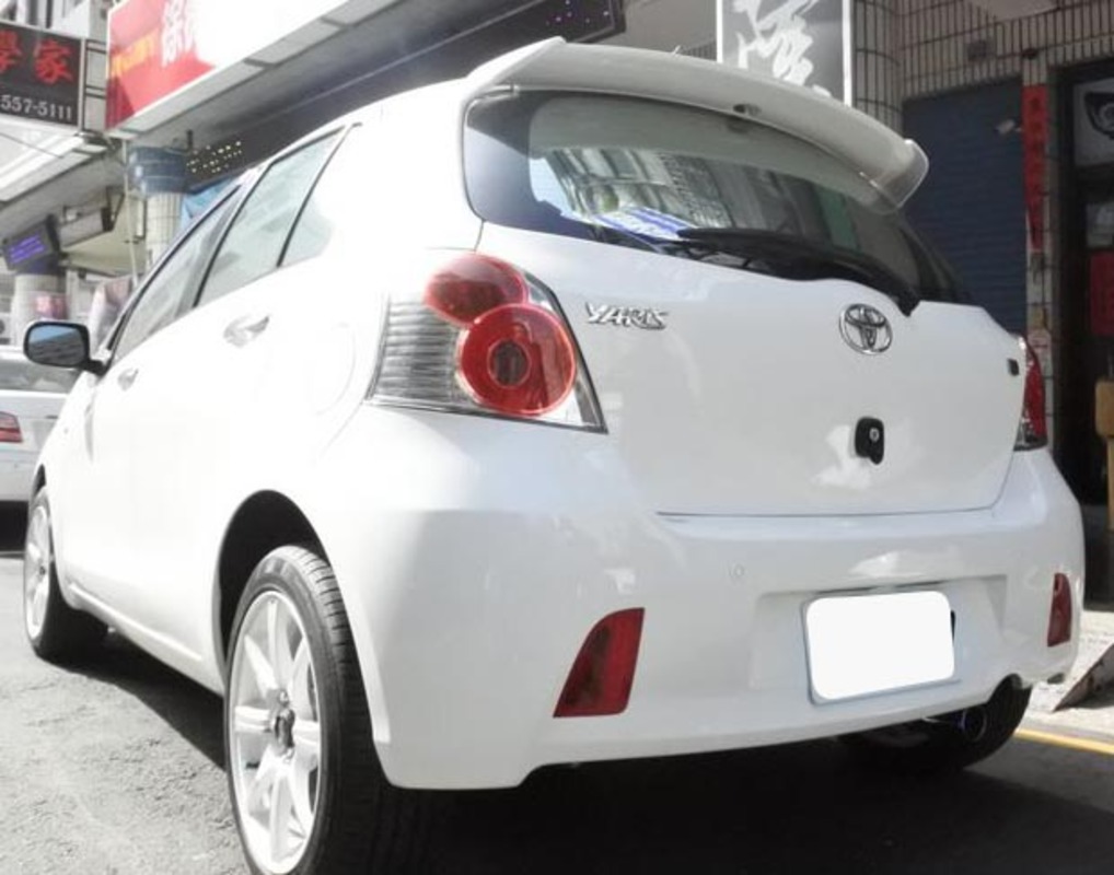 2006-2009/09 YARIS 日規RS版後保桿總成(含後霧燈+牌照燈) 烤漆白