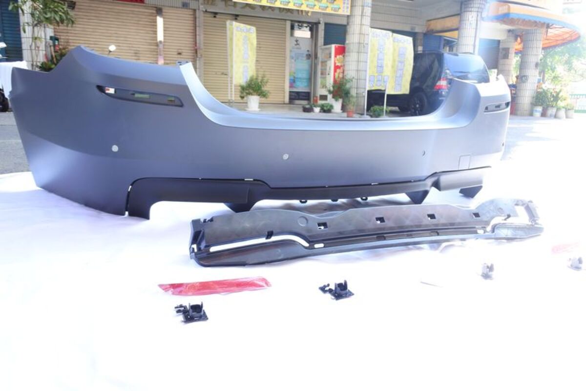 2010-2016 F10 M5 後保桿 有雷達孔 後下巴 雙孔 素材 