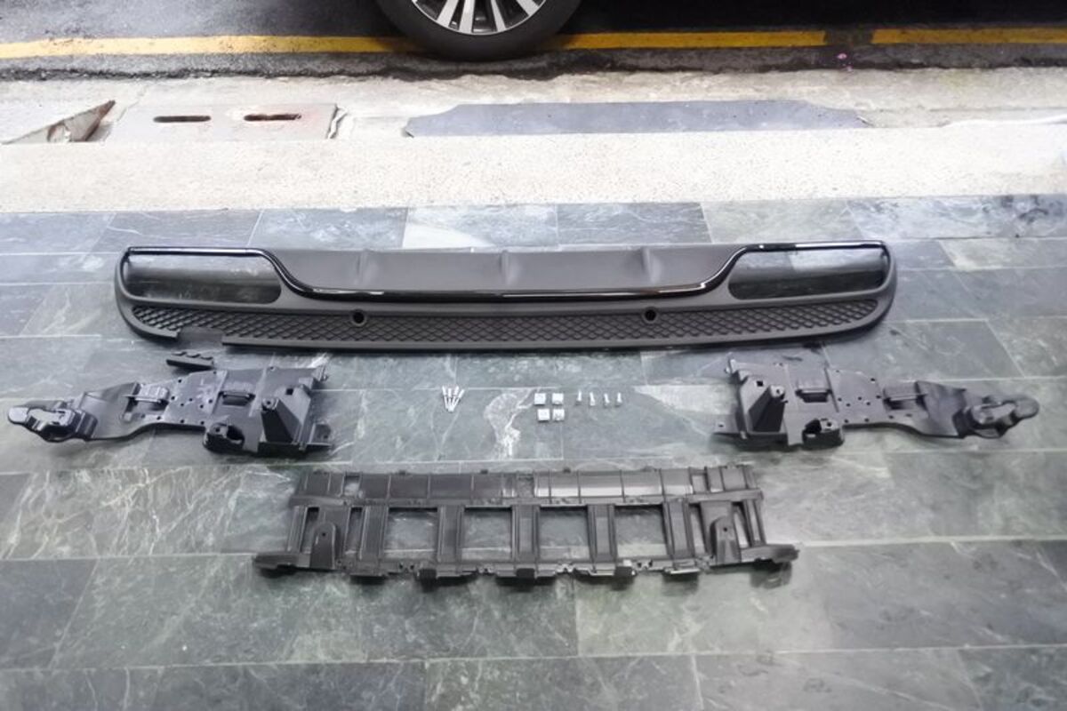 2014/07-2018/08 W205 C-CLASS C63樣式 後下巴 素材