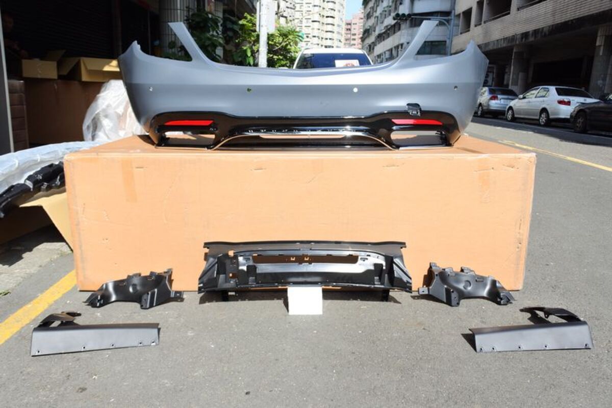 2017-2020 W222 S-CLASS 改S63 AMG 前保桿+側裙+亮黑飾條+後保桿(總成)