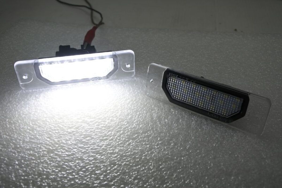 1999/09-2003 MAXIMA LED 牌照燈 白光