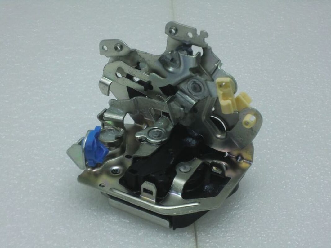 2001-2002/06 CEFIRO A33 六角鎖