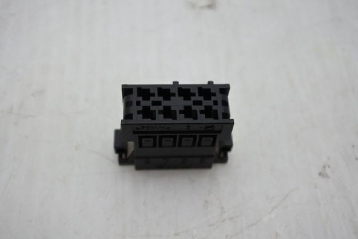 2002-2005 E46 4門 尾燈線 路板 插頭8PIN 正廠