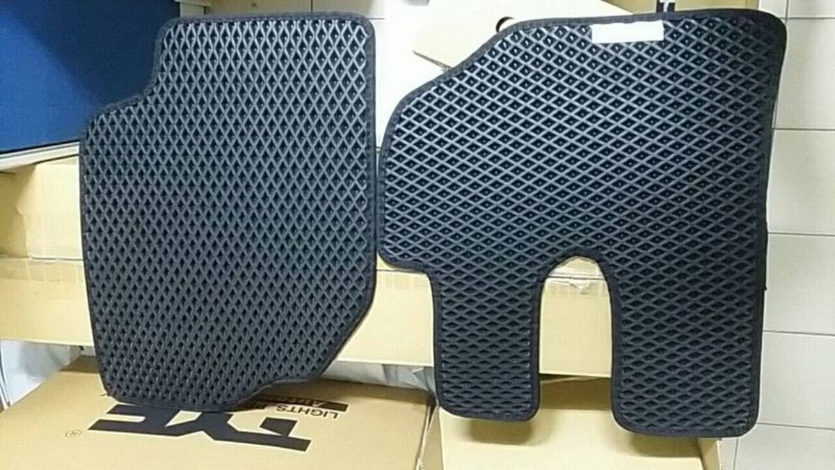 2013/05-2021/11 堅達五期 CANTER 腳踏墊 蜂巢式 分開2片